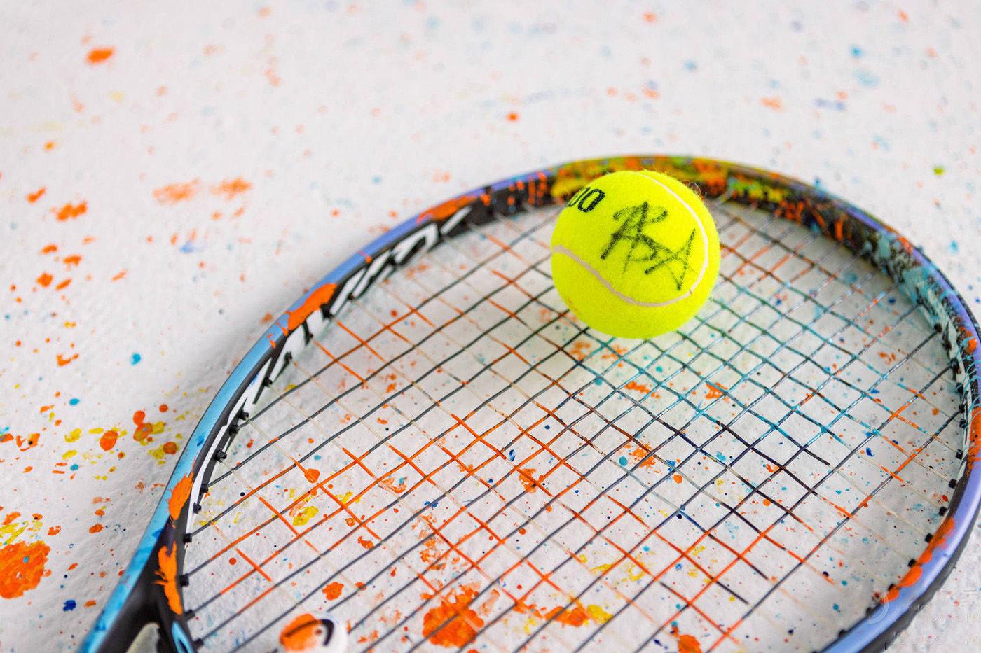 瑞士雷达表品牌大使Ash Barty签名网球与网球拍（图）